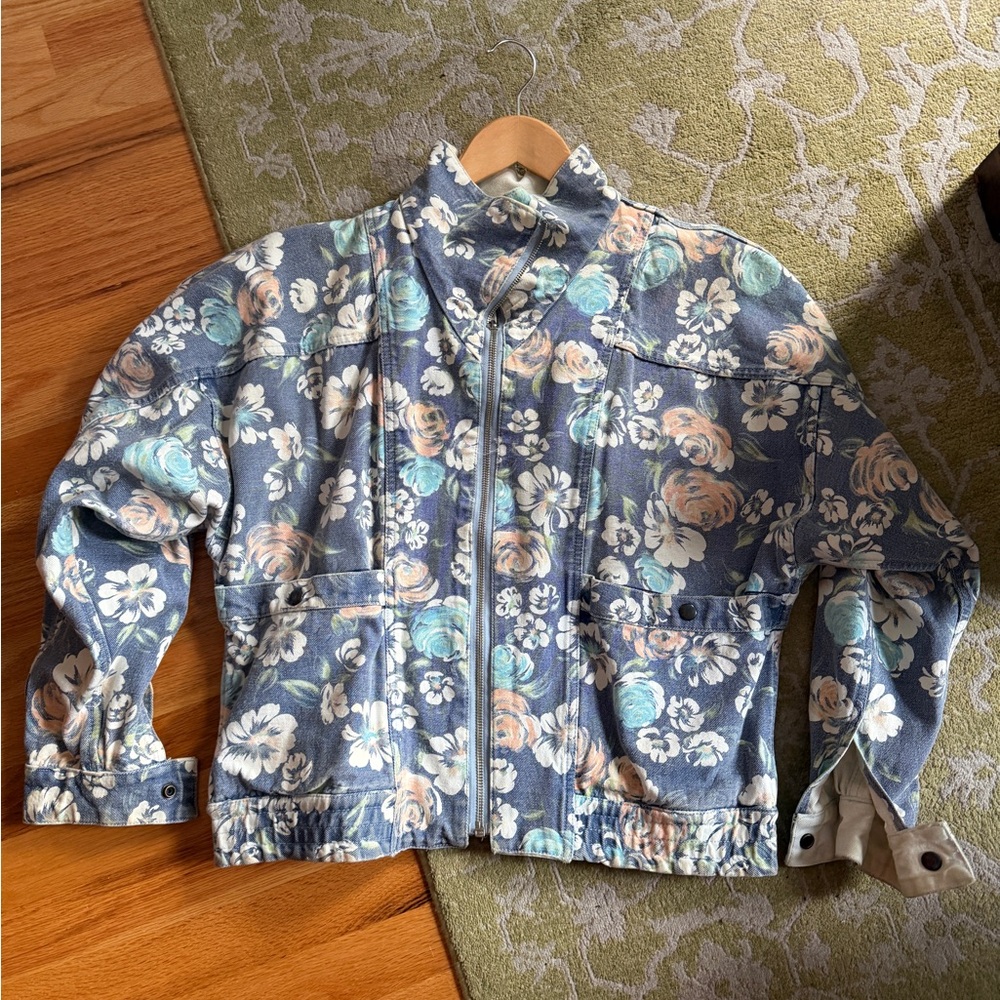 American Vintage Floral Denim-Style Jean Jacket in Blue and Cream